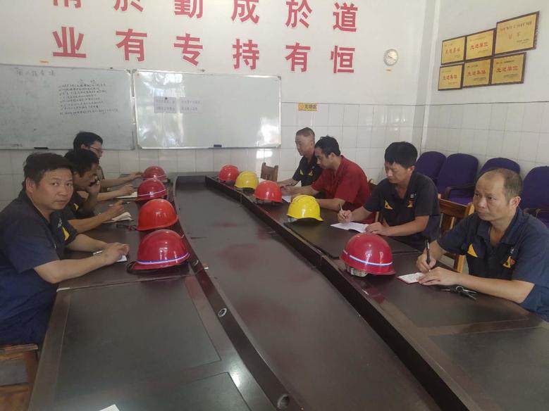 景焦能源公司工會(huì)持續(xù)開展系列高溫慰問活動(dòng)2.jpg 景焦能源公司工會(huì)持續(xù)開展系列高溫慰問活動(dòng)2.jpg